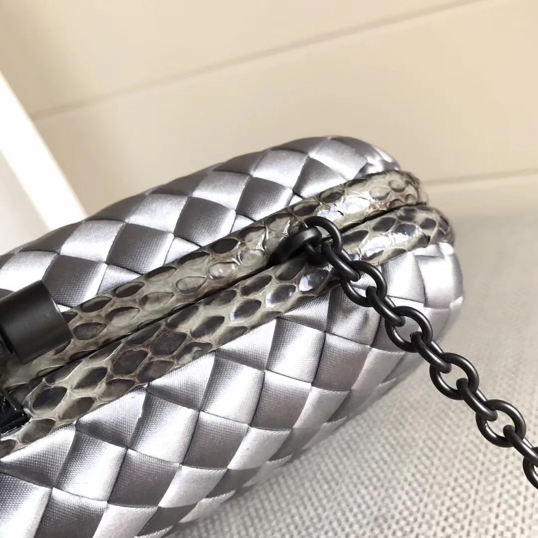 Model 8651 The popular Knot clutch ~ is made of exquisite Japanese silk fabric with freshwater snakeskin piping. It looks elegant when worn cross-body or in the hand. Petite girls can also handle it. It can hold 2 iPhone X phones. Size: 20cm*12cm M56530